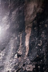Изкуствено издълбан жлеб на входа на Филиповската пещера. Снимка: Живко Петров ПК "Хеликтит" София.