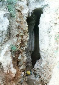 Входът на пропастната пещера К.К.С. Автор: Живко Петров ПК "Хеликтит" София.