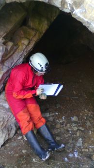 Диляна Христова записва данни от картировката. Снимка: Константин Стоичков ПК "Хеликтит" София.  Диляна Христова записва данни от картировката. Снимка: Константин Стоичков ПК "Хеликтит" София.