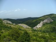 Скалите в местността "Петлюка" при с. Гургулят. Автор: Константин Стоичков ПК "Хеликтит" София. Скалите в местността "Петлюка" при с. Гургулят. Автор: Константин Стоичков ПК "Хеликтит" София.