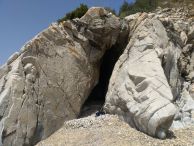 Входът на "Гранитната морска пещера при пристан Йоаница". Снимка: Константин Стоичков ПК "Хеликтит" София.