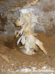 Подземни красоти от пещерата Духлата при село Боснек.
